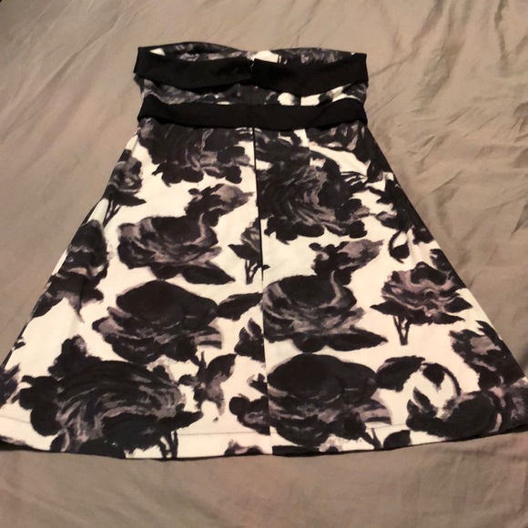 Black & White Floral Print Strapless Dress - Picture 3 of 5